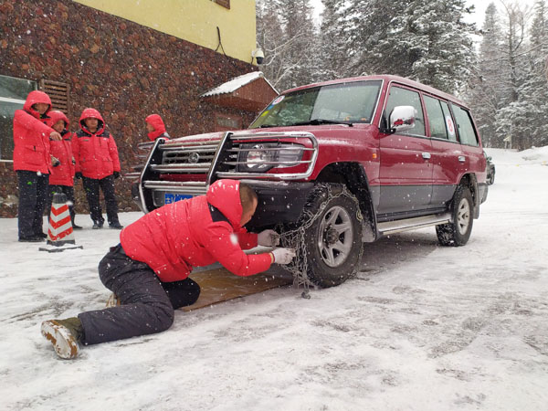 公司運營一部、VIP管理部舉辦2019年景區(qū)冬春安全生產(chǎn)駕駛員掛裝防滑鏈比賽