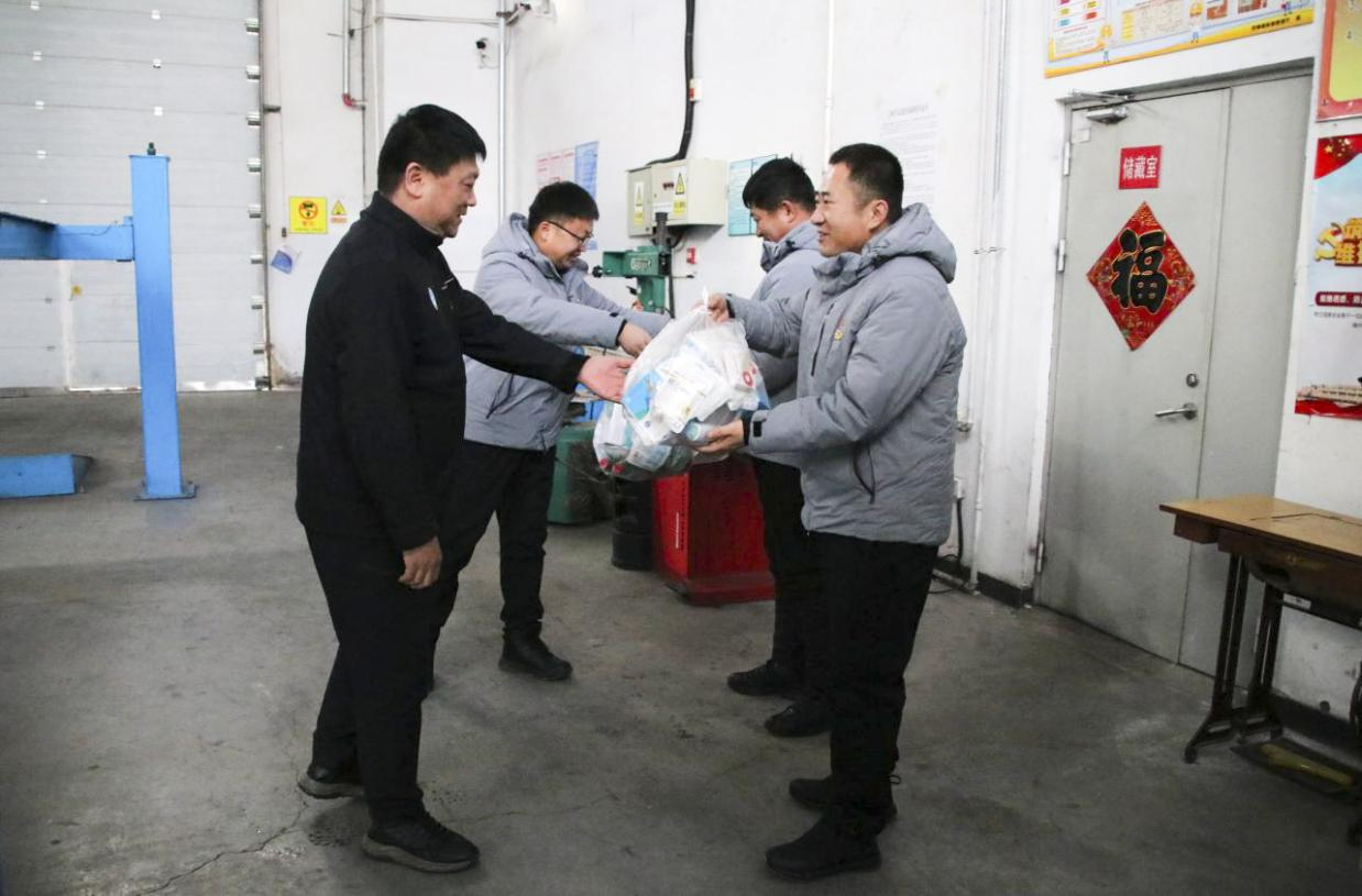 關(guān)愛相伴，健康同行——長白山西南景區(qū)運(yùn)營黨支部開展送藥送溫暖活動